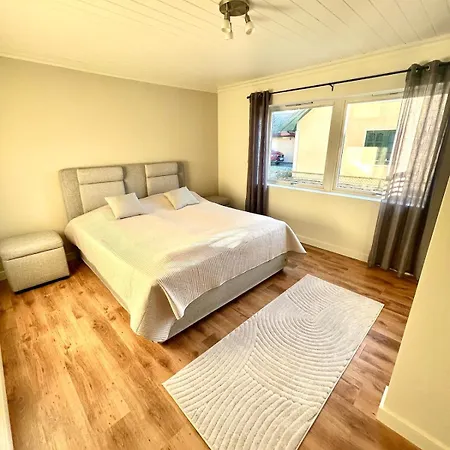 Apartment Med To Soverom I Sentrum